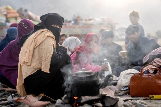 صور للأفغان المرحلين قسرا من باكستان