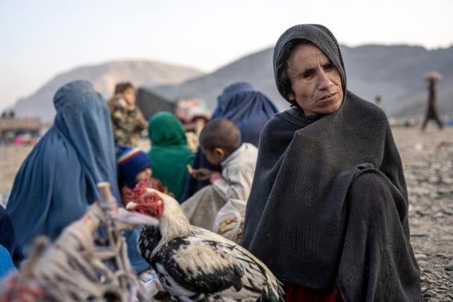 صور للأفغان المرحلين قسرا من باكستان