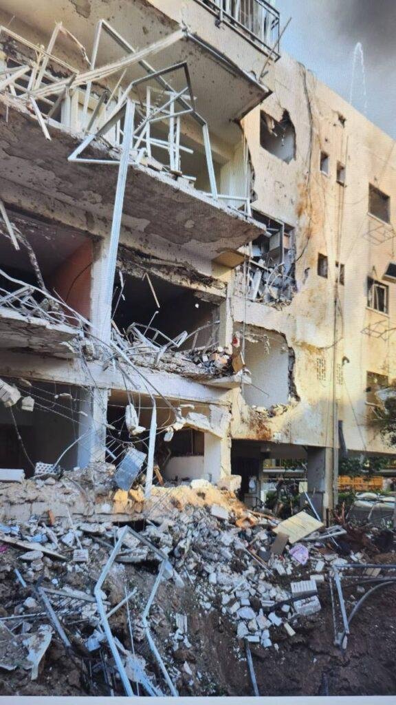 آثار قصف إيراني على تل أبيب